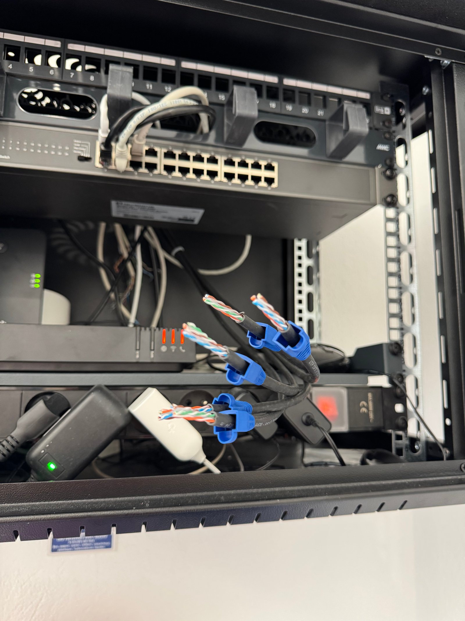 image réseaux informatique rocbaron