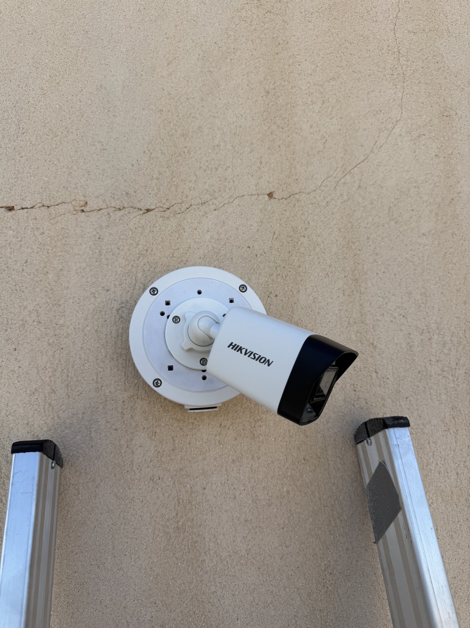 installation vidéosurveillance à la crau pour un magasin de piscine